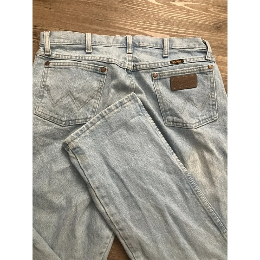 Wrangler Jeans Mens Size 34x34 Light Wash Blue Relaxed Fit Straight Leg Denim